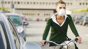 Il est conseillé de réduire les activités physiques et sportives intenses, en plein air ou en intérieur, jusqu’à la fin de l’épisode de pollution si des symptômes sont ressentis.