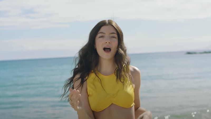 Lorde dans le clip de "Solar Power"
