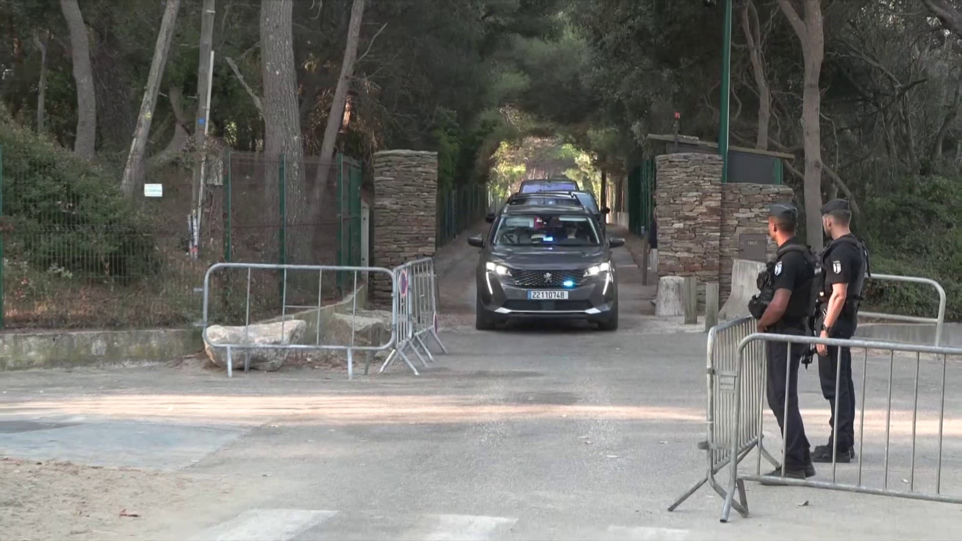 Le convoi d'Emmanuel Macron quittant le fort de Brégançon (Var) avant de se rendre à l'aéroport puis à Washington (États-Unis) le lundi 18 août 2025. Le convoi d'Emmanuel Macron quittant le fort de Brégançon (Var) avant de se rendre à l'aéroport puis à Washington (États-Unis) le lundi 18 août 2025.