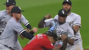 Tim Anderson et José Ramirez se battent lors d'un match de baseball à Cleveland, en août 2023