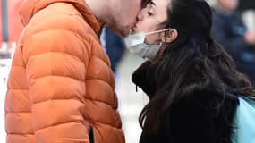 En couple en train de s'embrasser à Milan, en Italie, le 8 mars 2020