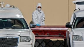 Un cerceuil d'un mort du Covid-19 est transporté hors de l'hopital de San Jose à Santiago, le 5 juin 2020