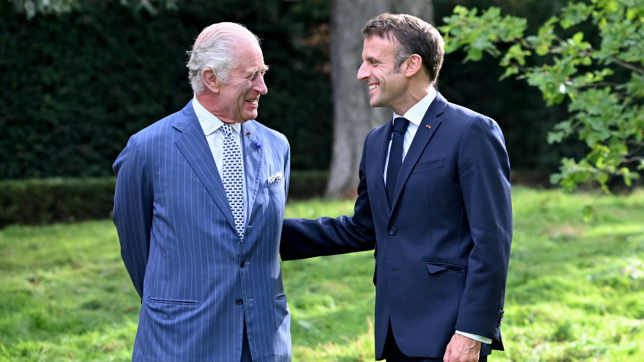 Charles III et Emmanuel Macron ont planté un arbre dans les jardins de l'ambassade britannique à Paris le 20 septembre 2023
