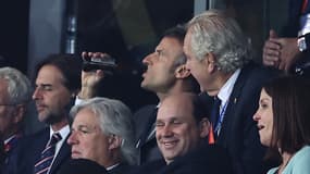 Emmanuel Macron boit une bière dans les tribunes du stade Pierre-Mauroy (Lille) lors du match France-Uruguay (27-12), le 14 septembre 2022