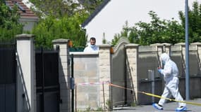 La police scientifique à l'entrée de la maison où ont été retrouvés morts un femme et ses deux enfants, le 25 mai 2023 à Dreux
