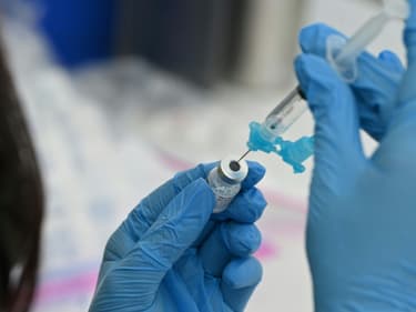 Une infirmière prépare une seringue du vaccin Pfizer contre le Covid-19, le 11 août 2021 à Los Angeles, en Californie