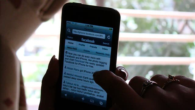 Licenciée pour avoir trop consulté Facebook sur son lieu de travail, elle a retrouvé du travail depuis