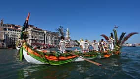Des rameurs participent à la régate historique annuelle des gondoles et des bateaux traditionnels (Regata Storica) devant le palais des Doges et le clocher de Venise le 5 septembre 2021. (PHOTO D'ILLUSTRATION)