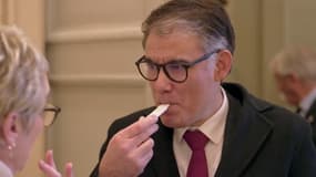 Olivier Faure fait un test salivaire à l'Assemblée pour Envoyé Spécial le 13 février 2025