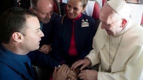 Quand le Pape marie un steward et une hôtesse à bord d'un avion