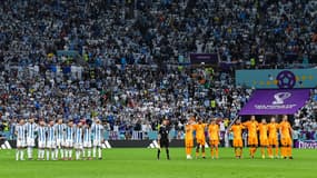 Les Argentins et Néerlandais avant la séance de tirs au but