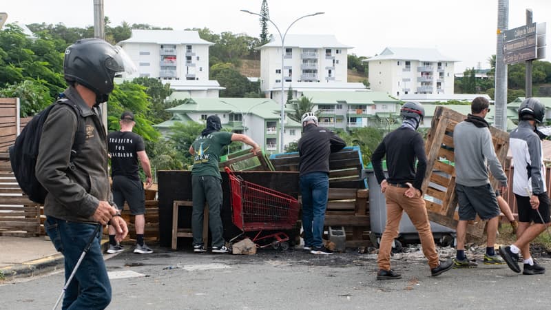 Des habitants masqués de quartiers situés au sud de la capitale dressent des barrages pour bloquer l'accès et canaliser les militants indépendantistes à l'entrée de Tuband, dans le quartier de Motor Pool à Nouméa, le 15 mai 2024.
