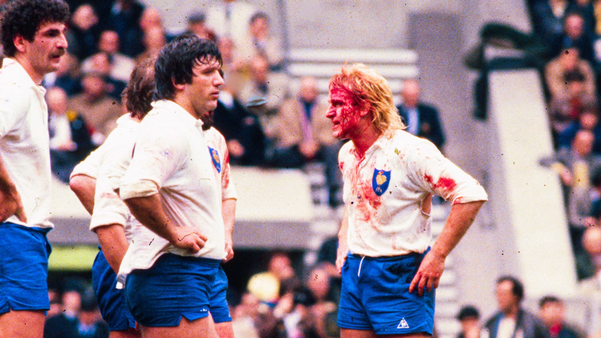 Jean-Pierre Rives (en sang) avec le XV de France Jean-Pierre Rives (en sang) avec le XV de France