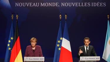 Nicolas Sarkozy et Angela Merkel ont lancé mercredi soir un ultimatum à la Grèce, sommée de mettre en oeuvre l'ensemble du plan européen de règlement de la crise de sa dette sous peine de ne plus recevoir la moindre aide. /Photo prise le 2 novembre 2011/R