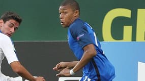Kylian Mbappé, après avoir brillé avec les U19 cet été, pourrait découvrir les Bleus de Didier Deschamps.