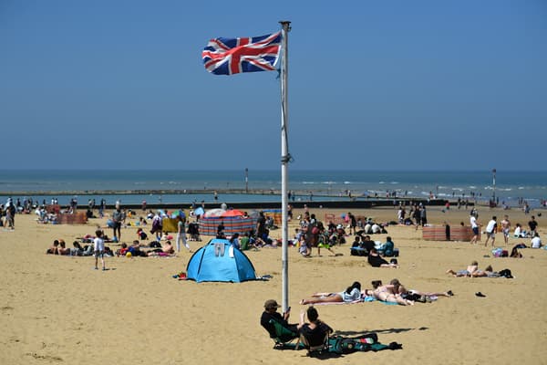 Des Britanniques sur la plage de Margate, au sud-est de Londres, le 31 mai 2021.