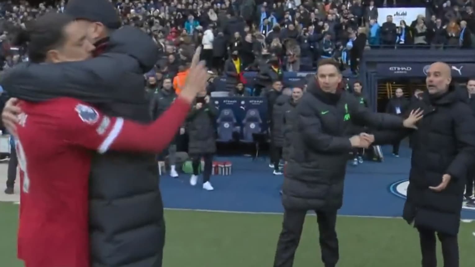L'attaquant de Liverpool Darwin Nunez s'embrouille avec Pep Guardiola avant d'être séparé par Jürgen Klopp