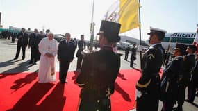 Benoît XVI accueilli par le président Felipe Calderon, à son arrivée au Mexique, vendredi. Le pape va passer trois jours dans ce pays avant de rejoindre Cuba, seconde étape de ce déplacement en Amérique latine. /Photo prise le 23 mars 2012/REUTERS/Tony Ge