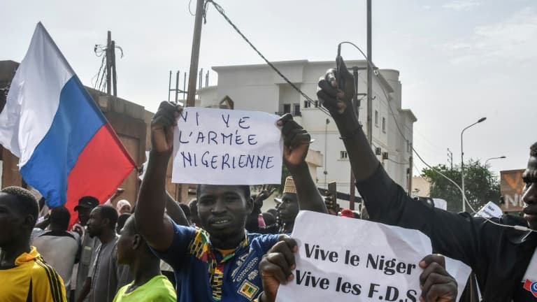 Rassemblement de soutien aux militaires putschistes ayant renversé le président élu Mohamed Bazoum au Niger, le 30 juillet 2023 à Niamey