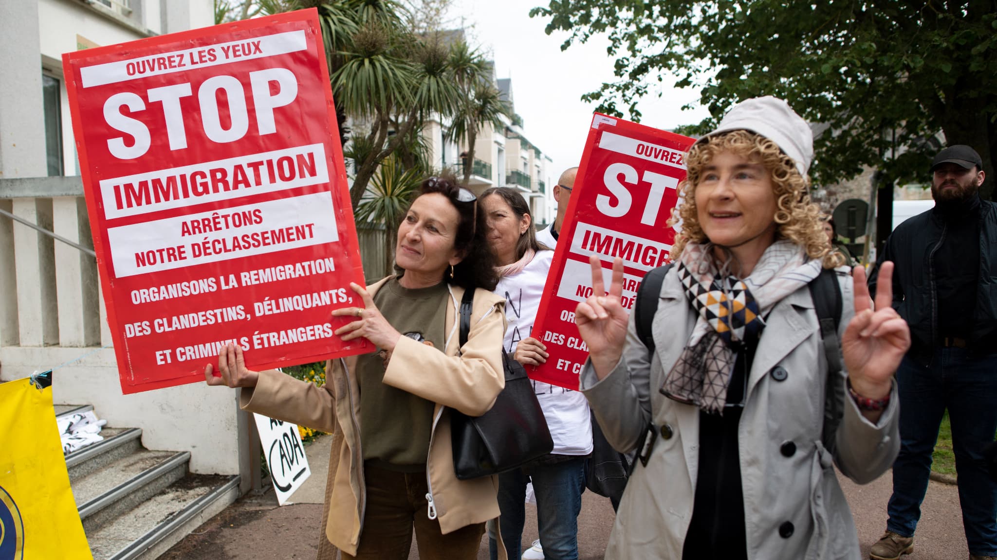 Des manifestants contre un projet de centre d'accueil pour migrants devant la mairie de Saint-Brévin-les-Pins, en Loire-Atlantique, le 29 avril 2023 Des manifestants contre un projet de centre d'accueil pour migrants devant la mairie de Saint-Brévin-les-Pins, en Loire-Atlantique, le 29 avril 2023