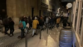 Une centaine de jeunes gens ont défilé ce samedi soir dans les rues de Marseille contre la réforme des retraites. 