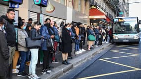 Arrêt de bus à Paris.