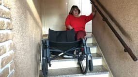 Handicapée, Nunciata doit monter les marches de son immeuble à même le sol à Vénissieux. 