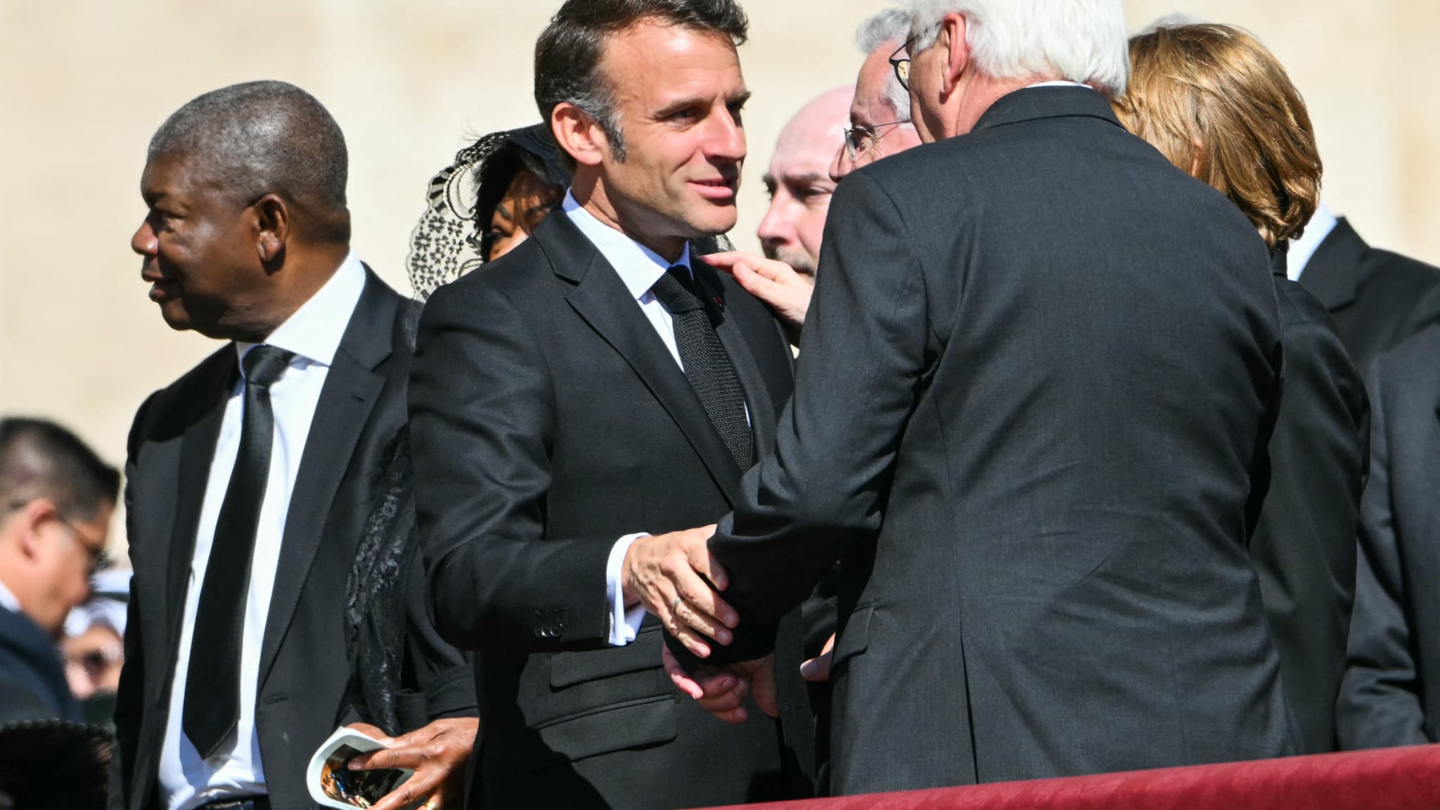 Emmanuel Macron aux obsèques du pape François place Saint-Pierre le 26 avril 2025