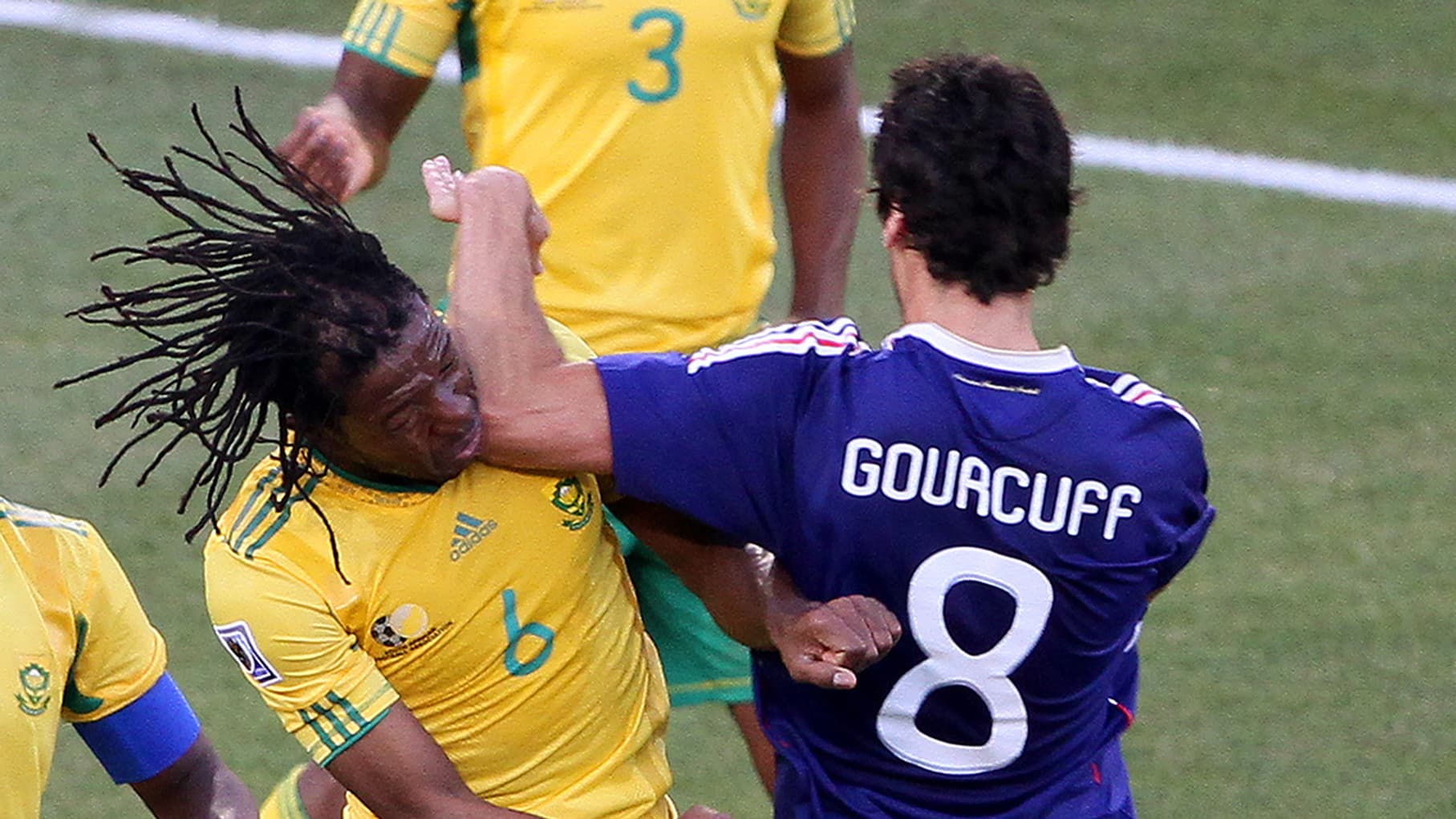 Yoann Gourcuff exclu pour un coup de coude lors de France-Afrique du Sud en 2010 Yoann Gourcuff exclu pour un coup de coude lors de France-Afrique du Sud en 2010