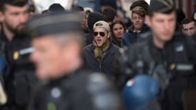 Des gendarmes français devant les locaux du groupe d'extrême droite 'Bastion social' alors que des manifestants protestent contre son ouverture à Marseille, le 24 mars 2018.