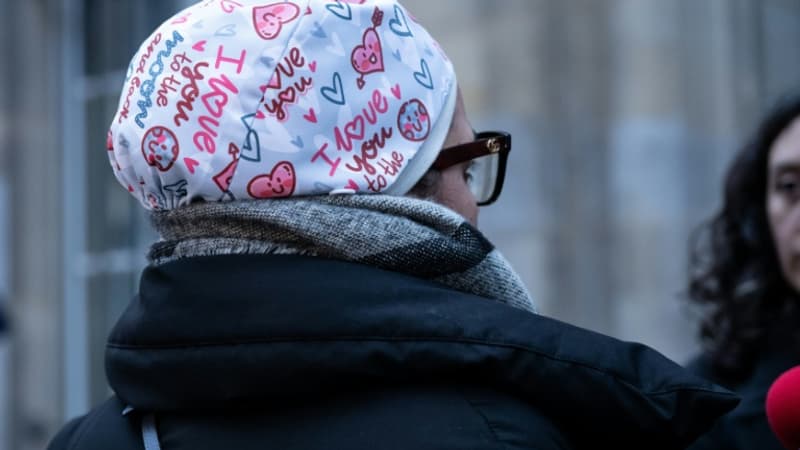 "Une chasse aux bouts de tissu": une infirmière de l'AP-HP conteste son licenciement pour avoir refusé d'ôter son calot