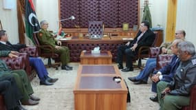 Le général Khalifa Haftar commandant des forces loyales au gouvernement et le chef du conseil présidentiel libyen reconnu par l'ONU, Fayez al-Sarraj, le 31 janvier 2016 à al-Marj