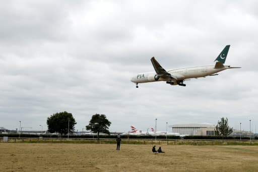 Un avion de la compagnie Pakistan International Airlines en phase d'atterrissage à l'aéroport de Heathrow, le 8 juin 2020 à Londres Un avion de la compagnie Pakistan International Airlines en phase d'atterrissage à l'aéroport de Heathrow, le 8 juin 2020 à Londres