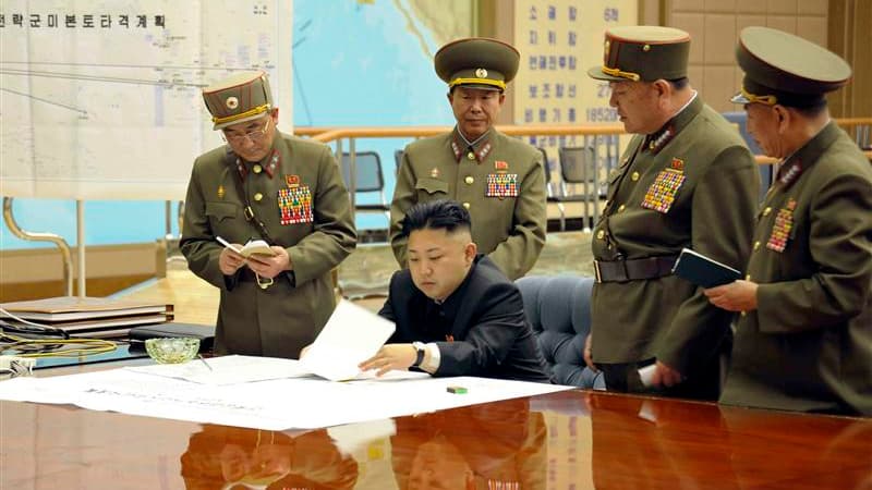 Le leader nord-coréen Kim Jong-un supervise une opération militaire à Pyongyang. Il a ordonné jeudi soir que les unités de fusées de l'armée soient placées en état d'alerte, prêtes à viser les bases américaines en Corée du Sud et dans le Pacifique, selon