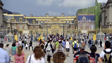 Des touristes au Château de Versailles, en août 2011.
