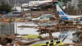 Près de l'aéroport de Sendai, dans le nord du Japon. Deux jours après le terrible tremblement de terre et le tsunami qui a envahi des zones côtières du nord du Japon, faisant des milliers de morts et privant d'électricité et d'eau courante des millions d'