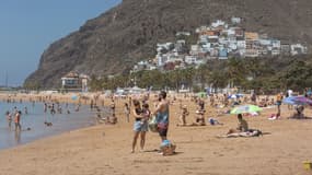 Des personnes sur une plage de l'île de Tenerife, dans l'archipel espagnol des Canaries. (photo d'illustration)