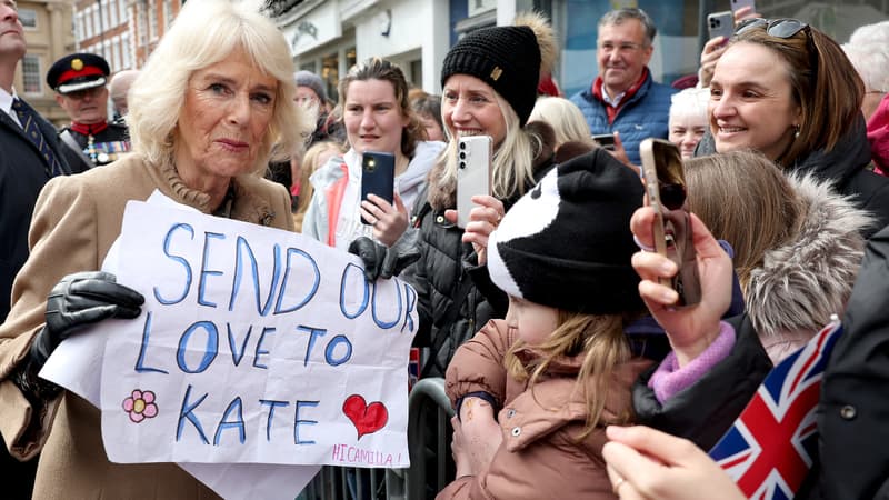 La reine Camilla recevant le 28 mars un dessin pour Kate après l'annonce de son cancer