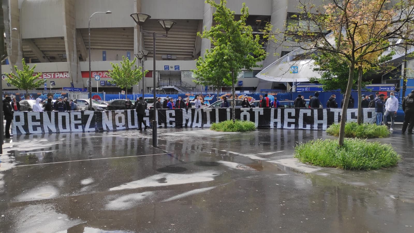 Les supporters du CUP devant le Parc des Princes