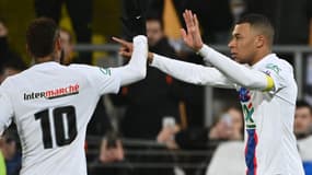 Neymar et Kylian Mbappé célèbrent un but du PSG contre le Pays de Cassel