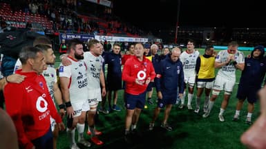 Nicolas Nadau (au centre en rouge) avec Grenoble lors du match contre Oyonnax, le 29 août 2025.