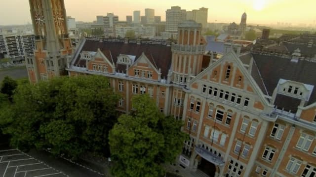 Vue aérienne de la mairie de Lille et vue partielle du beffroi, le 8 juillet 2013 -