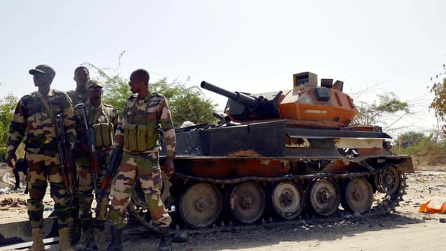 Des soldats de l'armée d'une Niger posent après la capture d'un tank appartenant à Boko Haram, le 25 mai 2015.