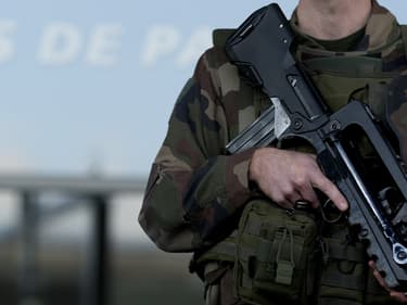 Un militaire mobilisé en Île-de-France dans le cadre du plan Vigipirate "Alerte attentat". (Photo d'illustration)