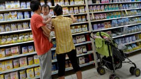 Des parents et leur enfant dans un supermarché