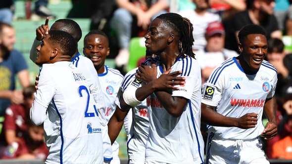 Les joueurs de Strasbourg chambrent le FC Metz après le but d'Habib Diarra
