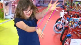 Une enfant joue avec un Ztringz