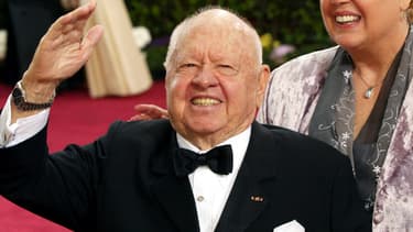 L'acteur Mikey Rooney arrive à la 75e cérémonie des Oscars, le 23 mars 2003.