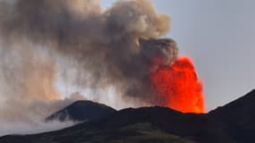 Le volcan sicilien de l'Etna en éruption le 5 juillet 2024.