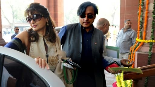 L'homme politique indien Shashi Tharoor et son épouse Sunanda Pushkar à New Delhi, le 12 mars 2012